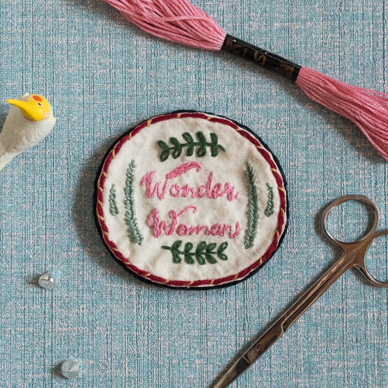手作刺繡胸花－Wonder Woman－全人手製作 - 胸針 - 棉．麻 多色