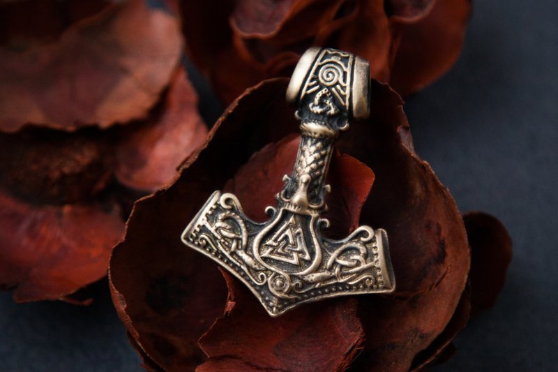 青銅吊墜雷神之錘。 Valknut 項鏈帶有維京符文。 烏鴉裝飾 - 項鍊 - 其他材質 橘色