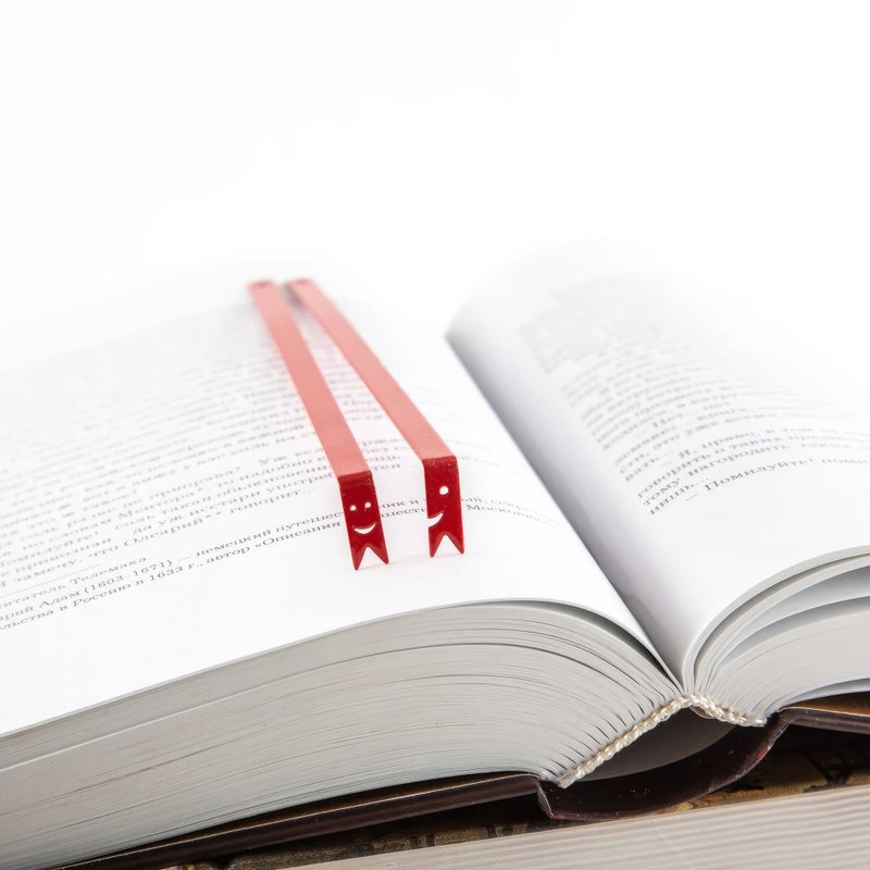 キュートなブックマーク「スマイリングリボン」、おしゃれな読書家への小さなギフト - しおり・ブックマーカー - 金属 レッド