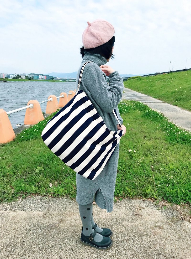 Shop cotton large bag shoulder bag side backpack crossbody bag large capacity limited edition water repellent blue and white strips - กระเป๋าแมสเซนเจอร์ - วัสดุกันนำ้ สีน้ำเงิน