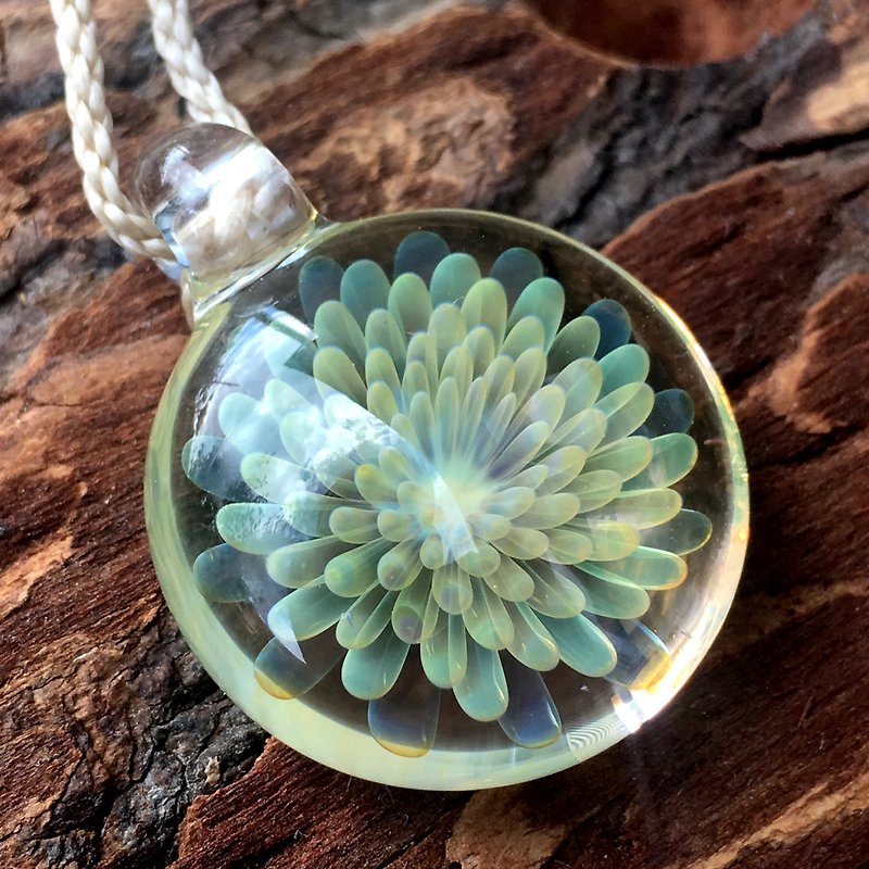 boroccus  Solid geometry flower pattern  Thermal glass  Pendant. - Necklaces - Glass Green