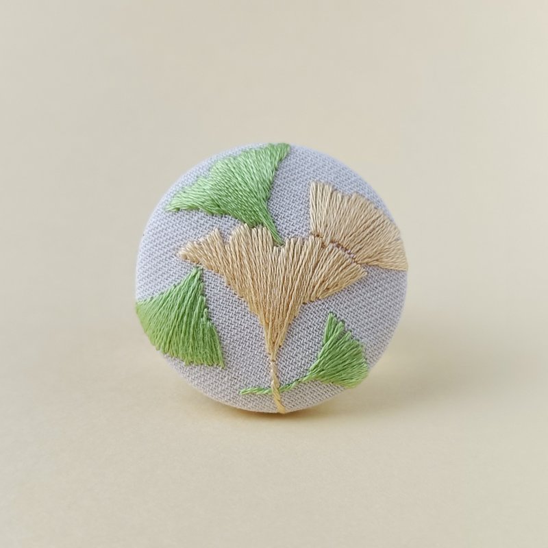 イチョウの刺繍ブローチor刺繍ヘアゴム - 胸針 - 棉．麻 黃色