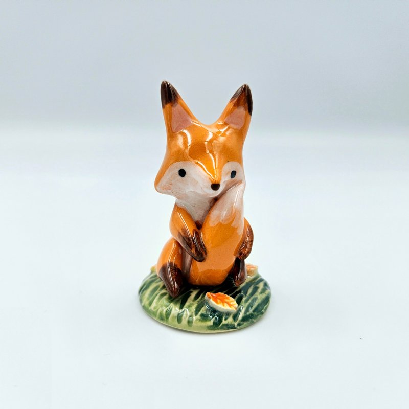 จิ้งจอกกอดหางบนพื้นหญ้า Red Fox Hug Him Tail Ceramic toy - ตุ๊กตา - ดินเผา 