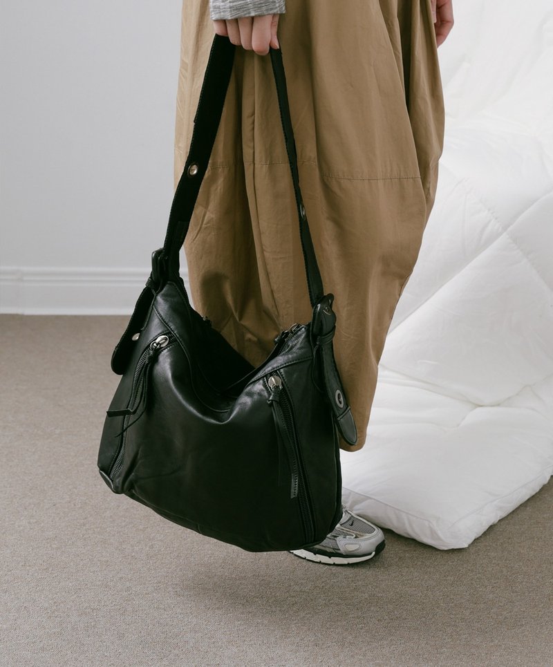 supportingrole大容量口袋百搭俐落線條設計手提肩斜背包 黑 - 側背包/斜背包 - 真皮 黑色