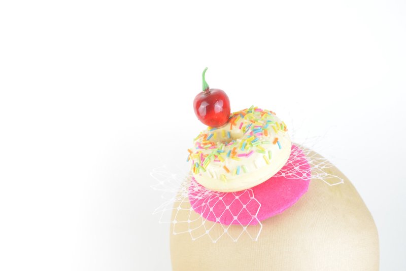 Headpiece Hair Clip Doughnut in Cream with Cherry and Veil Birthday Hat Kawaii - เครื่องประดับผม - วัสดุอื่นๆ สีเหลือง