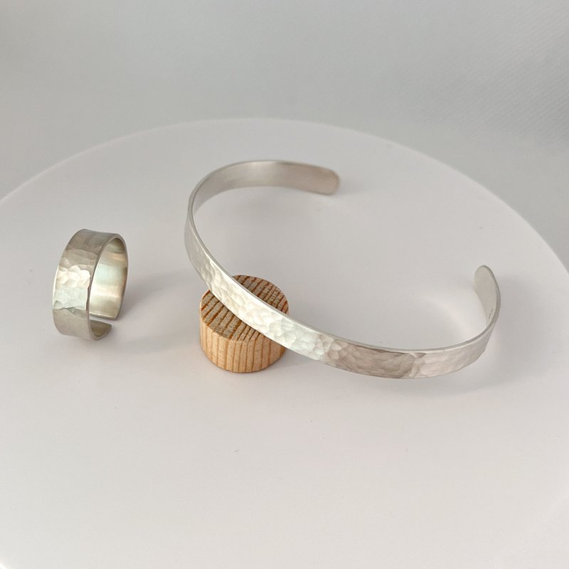 Set Cuff Bracelet + Ring, in Hammered Satin 925 Sterling Silver - 手鍊/手環 - 純銀 銀色