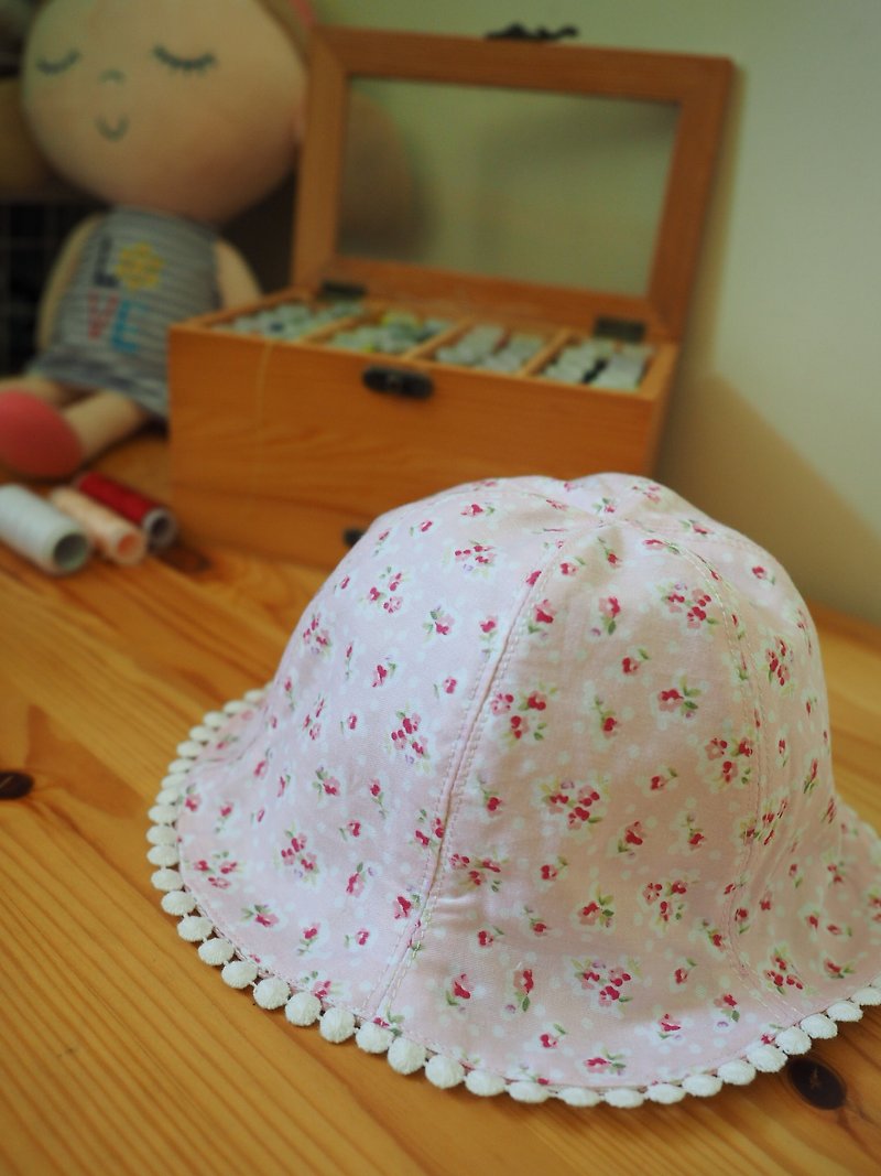 手工製作雙面粉紅碎花/ 櫻花圖案防風防曬帽子 適合嬰兒小孩成人 - 帽子 - 棉．麻 粉紅色