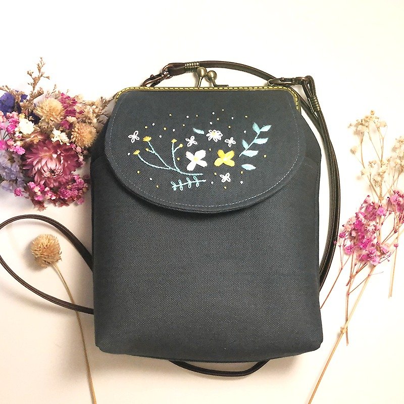 Embroidered flower shoulder back side back exquisite kiss lock bag - กระเป๋าแมสเซนเจอร์ - ผ้าฝ้าย/ผ้าลินิน สีเทา