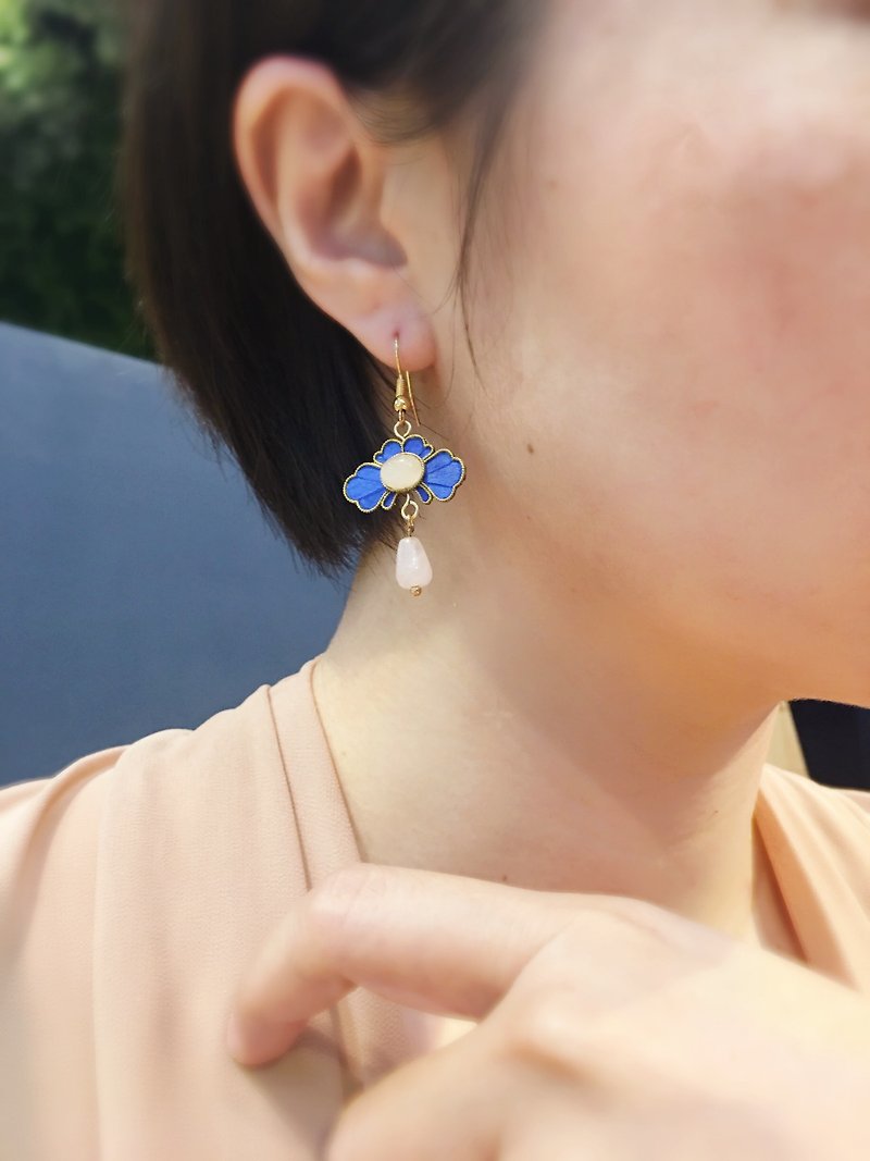 【Peony】Original imitation dot emerald peony flower shape pink crystal earrings - Earrings & Clip-ons - Gemstone Pink