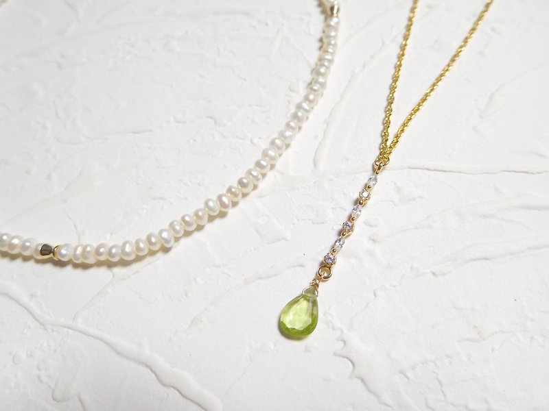 Pearl chocker with a Y-shaped chain of zirconium malachite green gem - สร้อยคอ - วัสดุอื่นๆ สีกากี