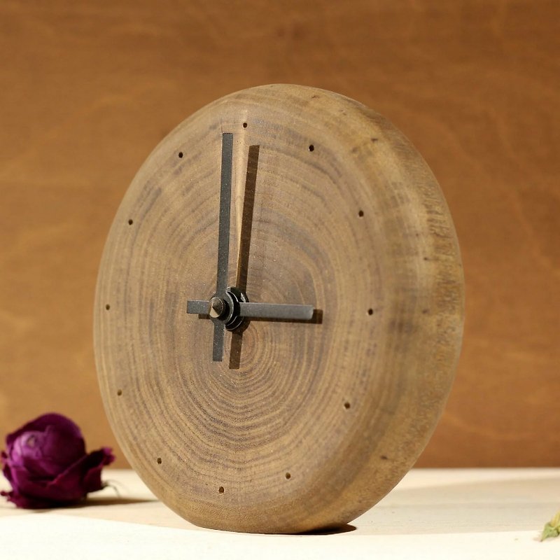 Elm wood table clock / Minimalistic engraved clock / Girlfriend gift for mom - 時鐘/鬧鐘 - 木頭 咖啡色