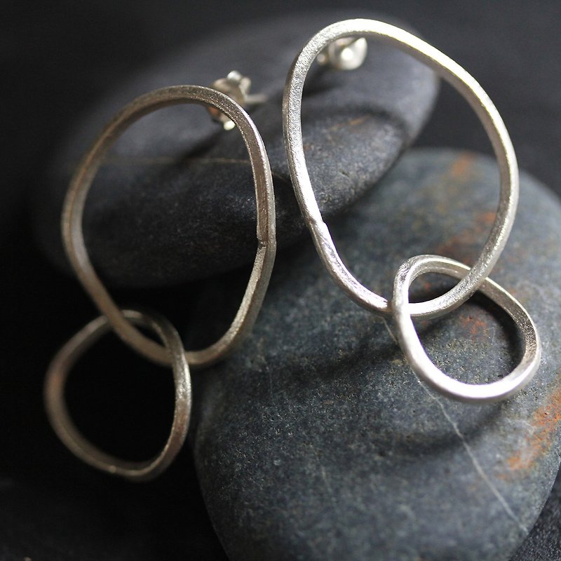 Handmade silver interlocked oval loops earrings (E0167) - ต่างหู - เงิน สีเงิน
