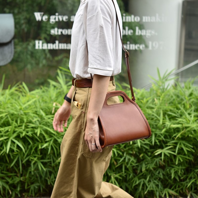 Handmade leather shoulder arch handbag Q-16 - 5 colors in total - กระเป๋าแมสเซนเจอร์ - วัสดุอื่นๆ หลากหลายสี