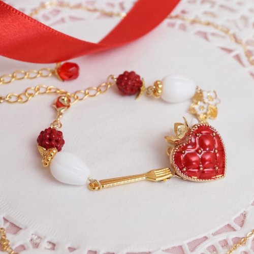 Oˋre Jewelry design Indian style old glass beads white heart red
