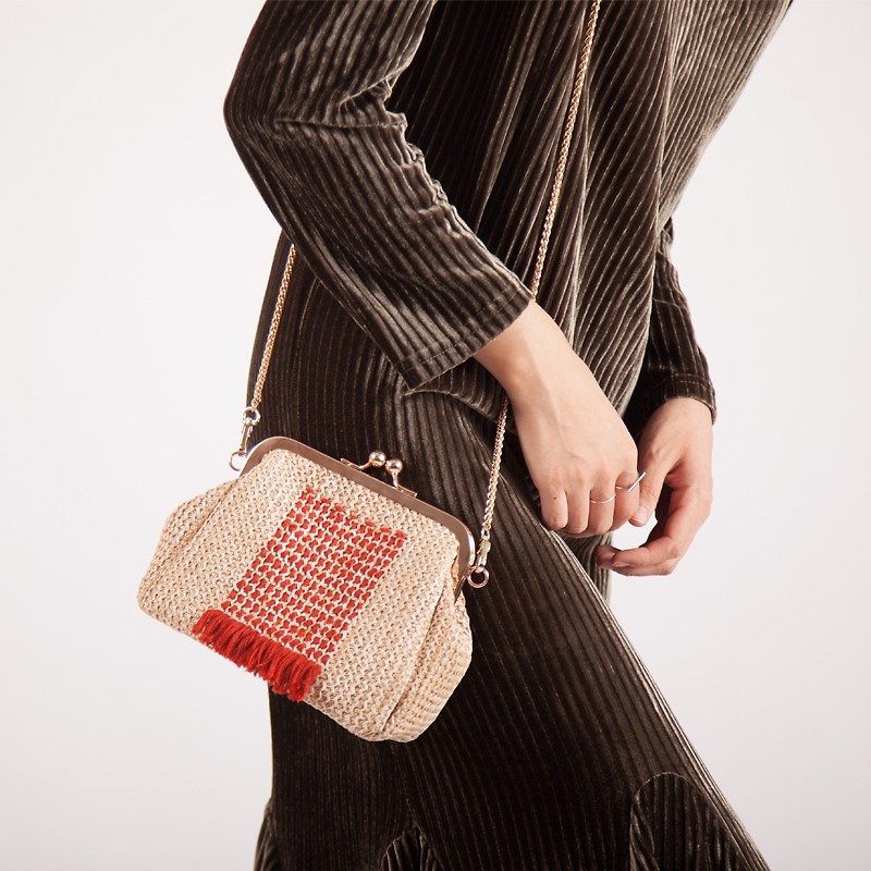 Ke Ren's new hand-threaded handbags fashion all-match shell straw woven bag casual gold bag women's shoulder messenger bag - กระเป๋าแมสเซนเจอร์ - เส้นใยสังเคราะห์ 