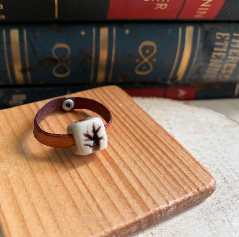 戒指 日本白瓷 自然釉色 無限看不膩色調 真皮革 自然系列 - 戒指 - 瓷 