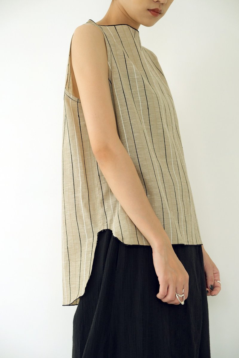 Chuanyi WEAR BEING Contrast Color Piping Flat Collar Vest Linen Stripes - เสื้อกั๊กผู้หญิง - ผ้าฝ้าย/ผ้าลินิน สีกากี