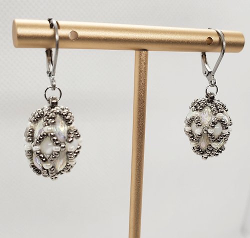 AN2 珠飾黃銅飾品 彩蛋耳環 - 白貝