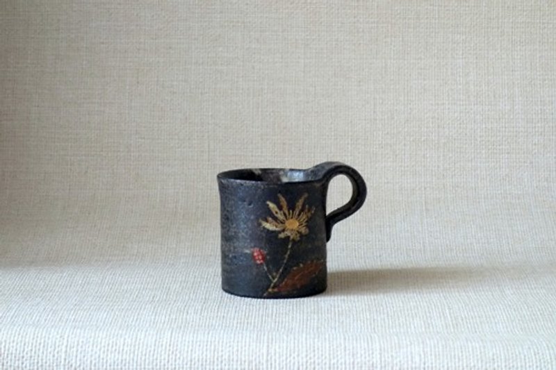 Square mug with gold and red wild chrysanthemum design C - แก้วมัค/แก้วกาแฟ - ดินเผา สีดำ