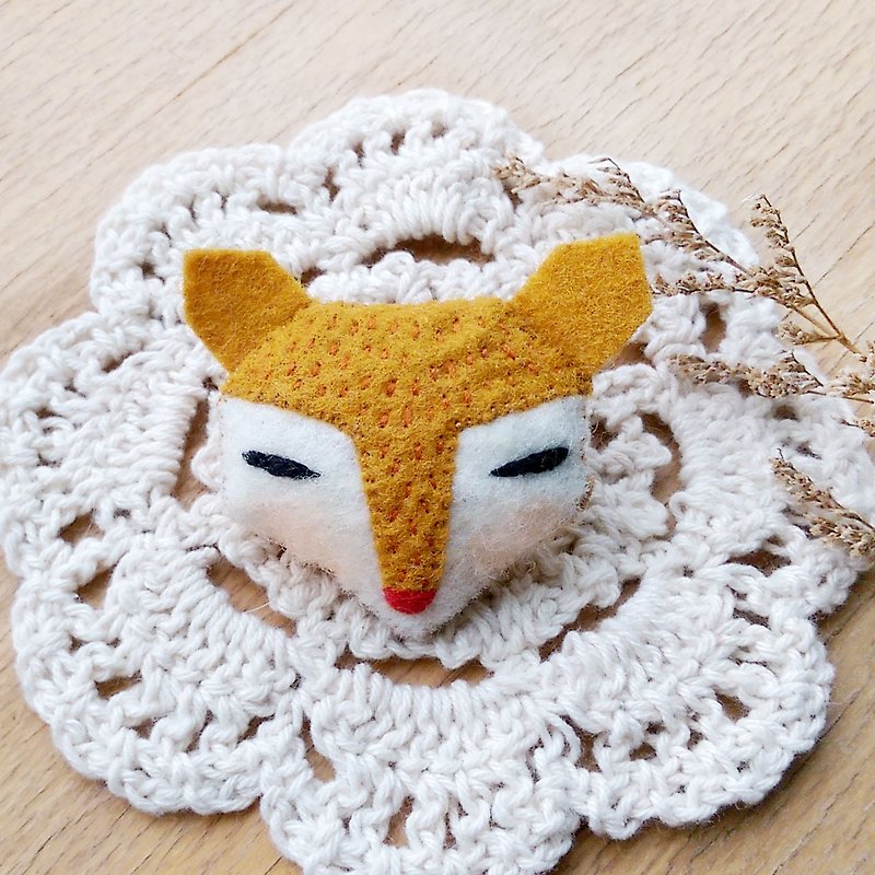 Yellow fox pin/magnet/key ring/animal hair accessories - Magnets - Other Materials Gold