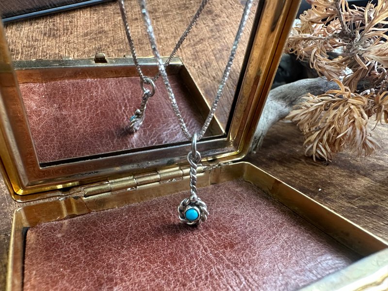 手作金工—天然綠松石麻花墜飾 綠松石純銀項鍊 墜飾適合疊戴搭配 - 項鍊 - 純銀 銀色