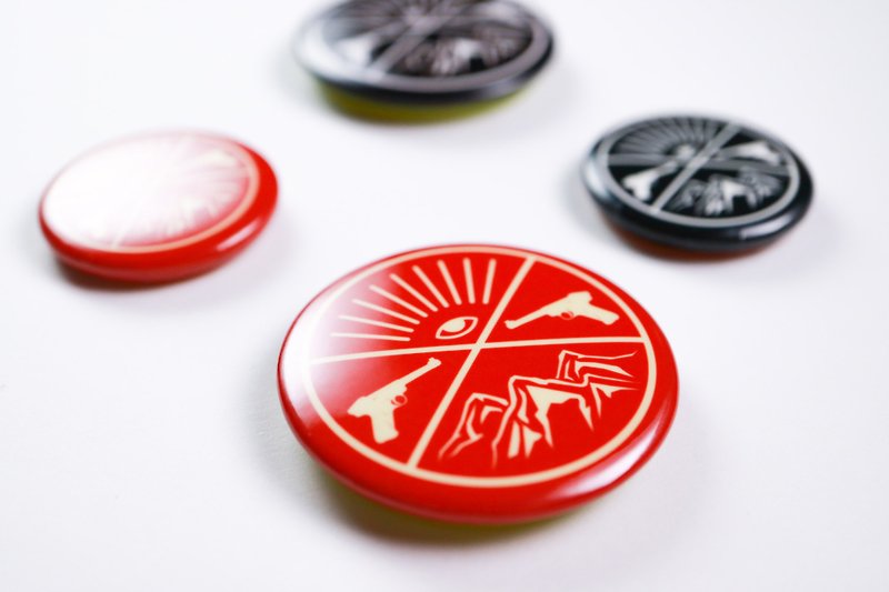 Deerhorn design / Deerhorn Badge Mountain Forest Killer Black Orange Red 3.2cm - Badges & Pins - Plastic Black