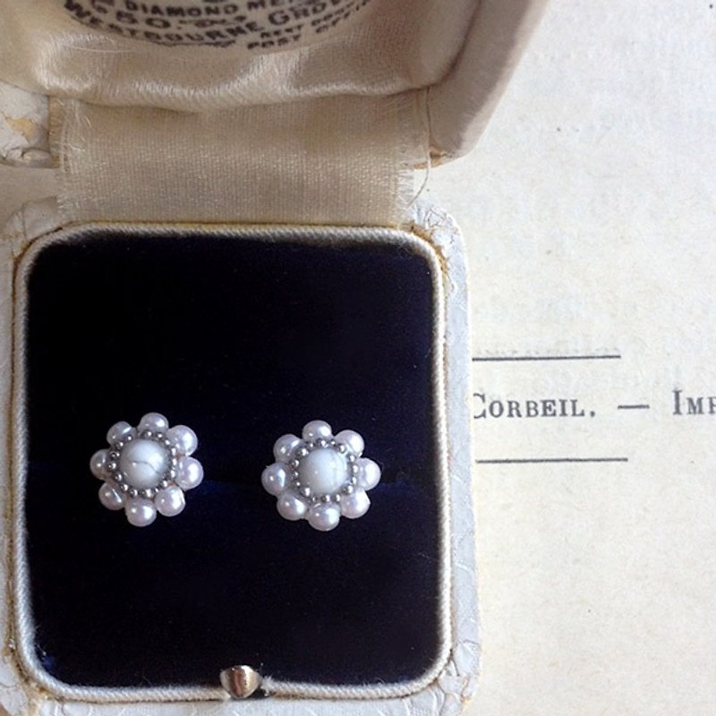 14 kgf small Howlite and vintage pearl petit flower earrings OR ear clip - ต่างหู - เครื่องเพชรพลอย ขาว