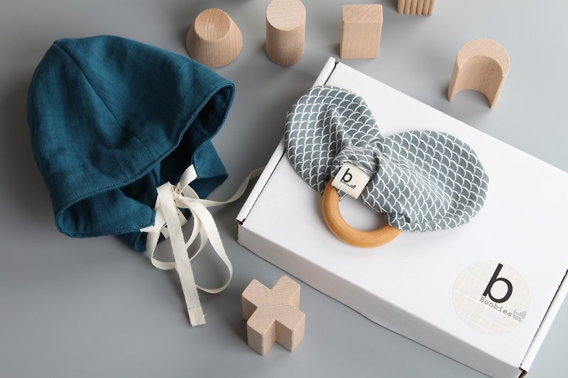 寶寶禮品盒 手工小帽子 蝴蝶結木圈圈牙膠玩具 彌月禮盒 - 滿月禮物 - 棉．麻 藍色