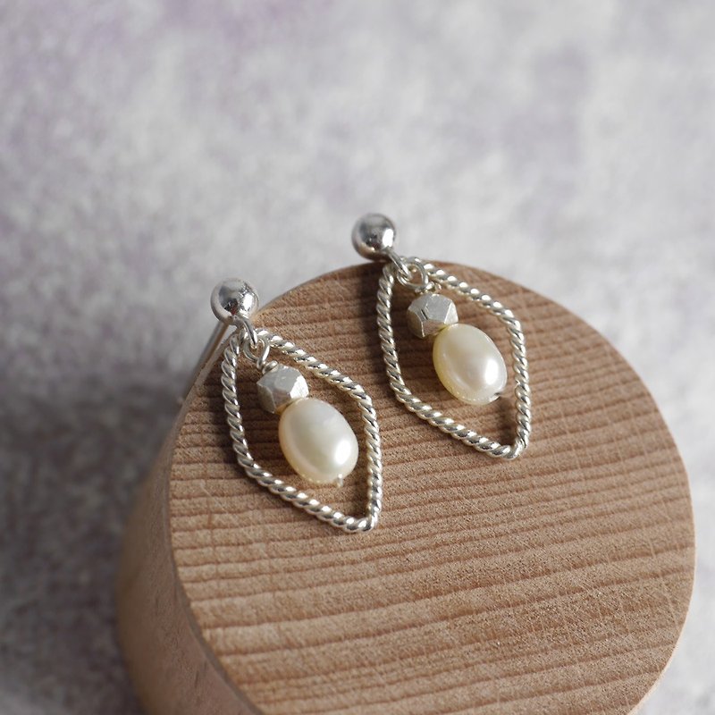 菱形純銀珍珠耳環 天然淡水珍珠 (可改無痛耳夾) - 耳環/耳夾 - 珍珠 白色
