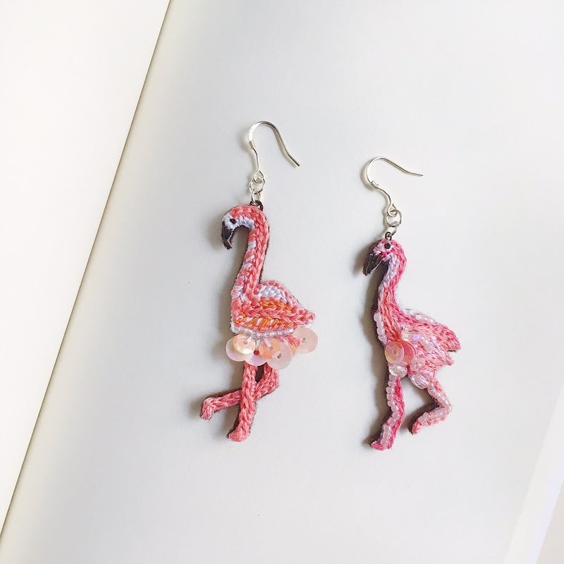 Hello flamingo embroidery earrings - 耳環/耳夾/耳骨夾 - 繡線 