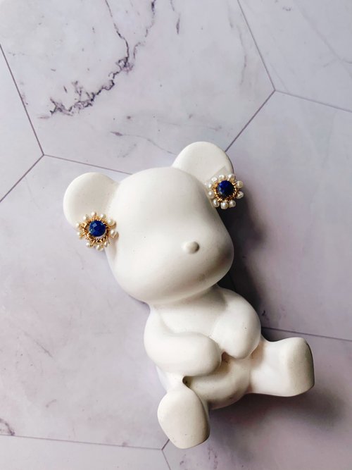 One N Only Jewelry 【聖誕飾品】我在乎物語-珍珠青金石小雛菊14KGF注金耳針擴香石