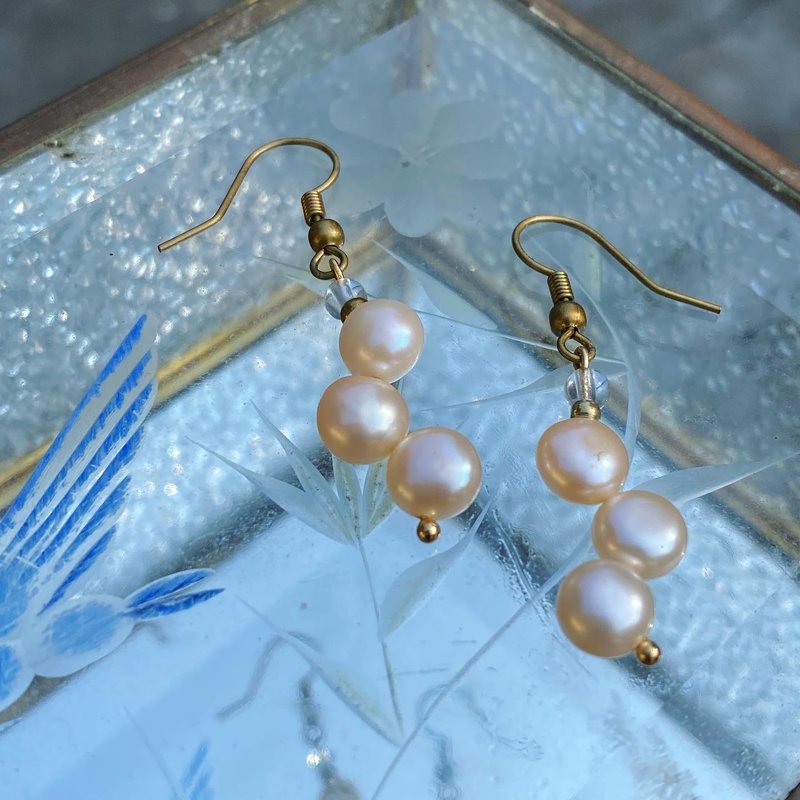 【Lost and find】Natural stone white crystal bubble pearl earrings - ต่างหู - เครื่องเพชรพลอย สีเงิน