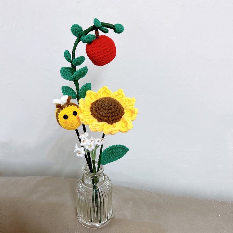 Naughty and cute crochet flower arrangement_sunflower_little bee_apple tree - ของวางตกแต่ง - ผ้าฝ้าย/ผ้าลินิน 