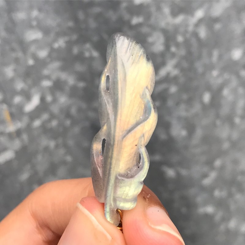 [Lost and find] Natural Stone Powder Labradorite Angel Feather Necklace - สร้อยคอ - เครื่องเพชรพลอย สีเหลือง