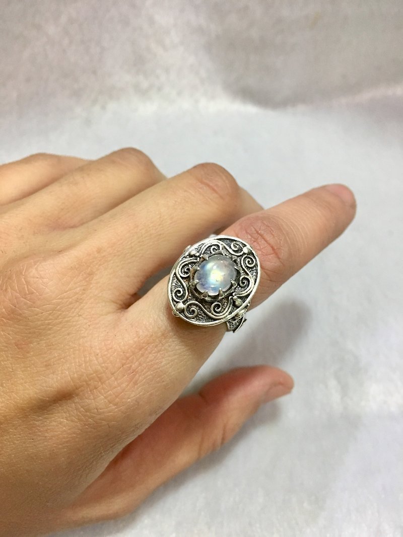 「Lord of the Rings - Moonstone Series」 Moonstone sterling silver ring Nepal handmade - แหวนทั่วไป - เครื่องเพชรพลอย 