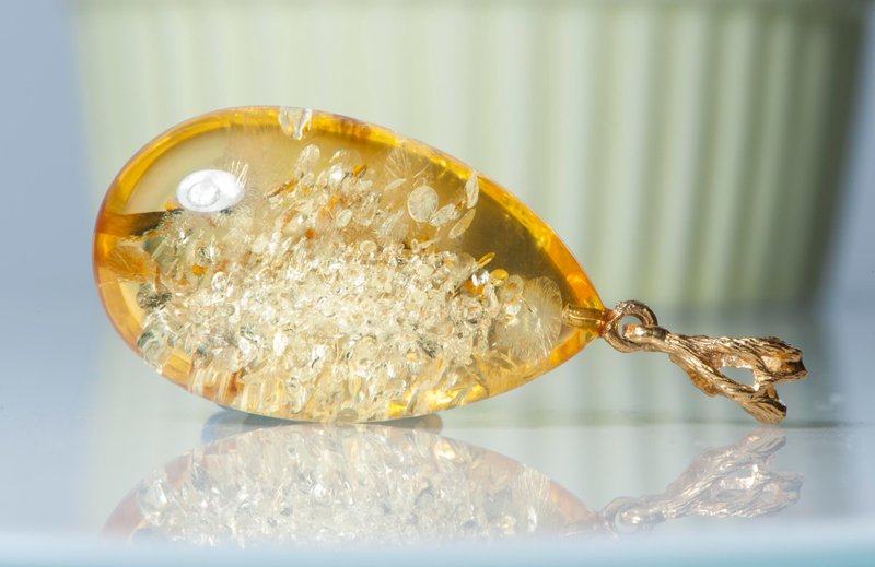 A unique pendant with natural amber and nice glitters,  Exclusive Baltic amber - Necklaces - Semi-Precious Stones Transparent