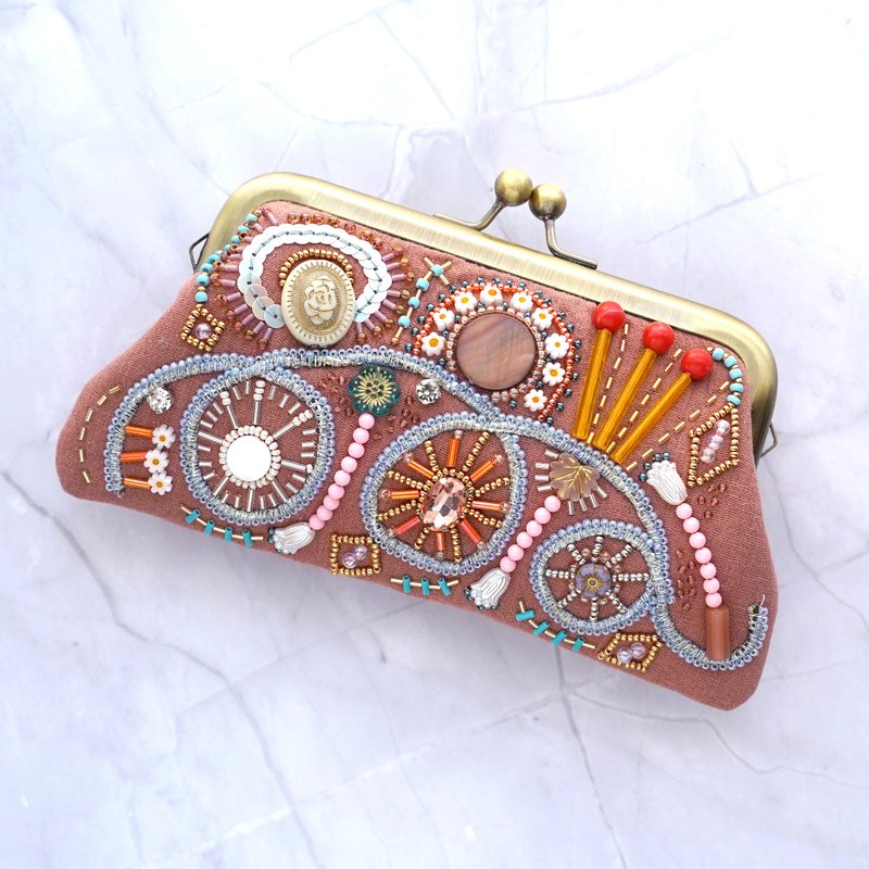 ビーズ刺繍のがま口 No.1 オールドピンク ガーゼ素材 マチなしポーチ カード収納可 手刺繍 一点もの ギフトに - 化妝包/收納袋 - 棉．麻 粉紅色