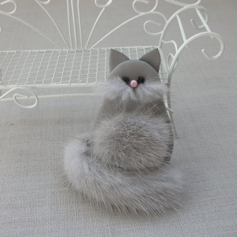 Brooch grey cat made of mink fur - 胸針 - 真皮 灰色