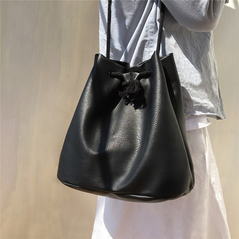 MingenHandiwork black leather shoulder bag handbag PU18003 - กระเป๋าแมสเซนเจอร์ - หนังเทียม สีดำ