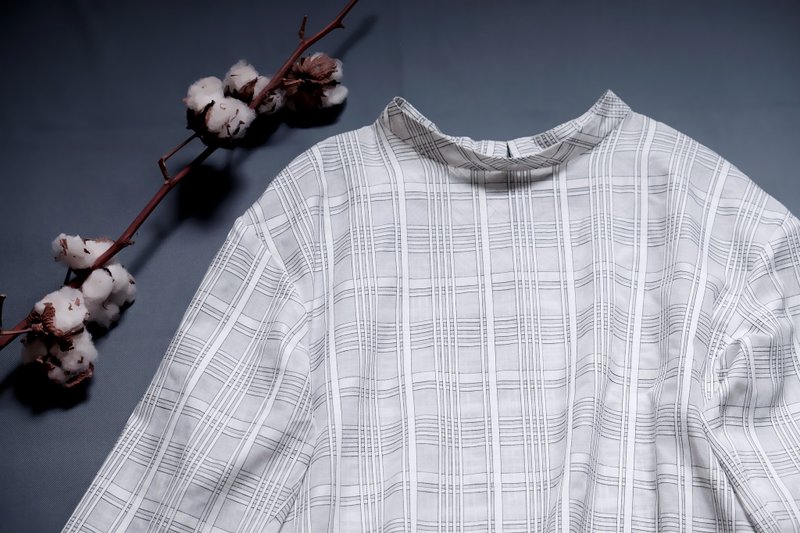 【スポットL】スモールフラットカラー七分袖ブラウス/黒と白のパースペクティブチェック柄 - トップス - コットン・麻 ホワイト