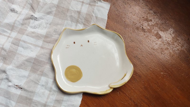 Omelette cat plate Poached egg cat plate/shaped plate/ceramic plate - จานและถาด - ดินเผา สีทอง