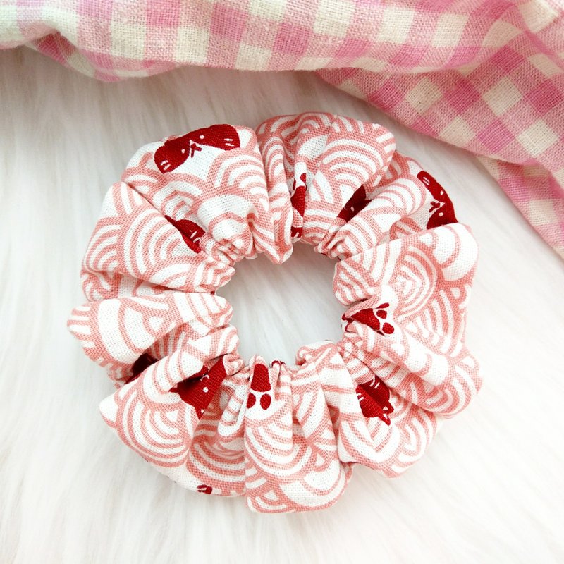 Cat Qinghai Bo. Handmade Donut Hair Bundle Scrunchie - เครื่องประดับผม - ผ้าฝ้าย/ผ้าลินิน สีแดง