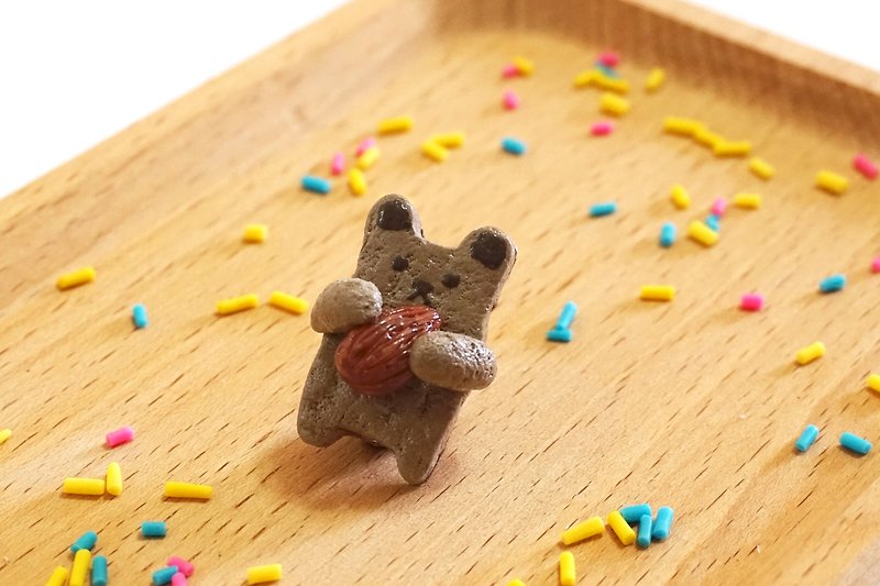 Bear Hug Chocolate Almond Cookies brooch | simulation system food clay pins - เข็มกลัด - ดินเหนียว สีนำ้ตาล