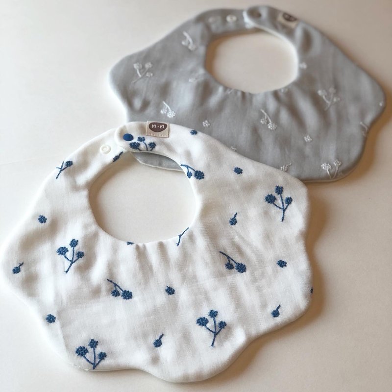 Double-sided embroidered small flower double yarn bib - Bibs - Cotton & Hemp 