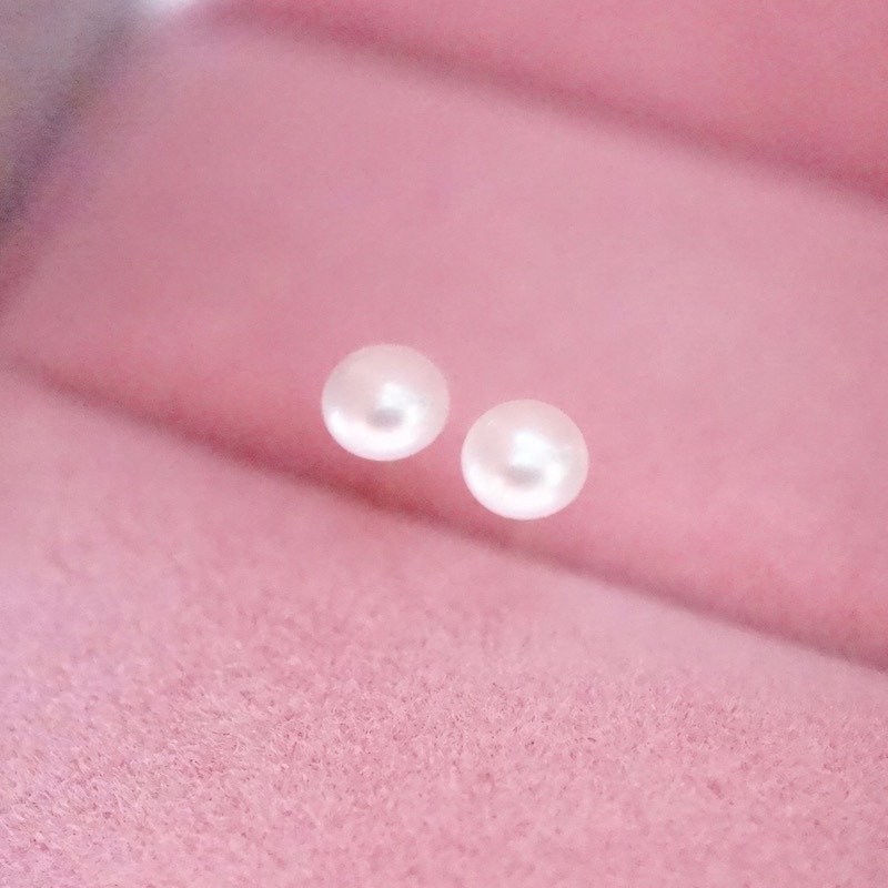 ITS-E101【925 Silver・Natural Freshwater Pearl】4mm Pearl Stud Earrings - ต่างหู - โลหะ สีเงิน