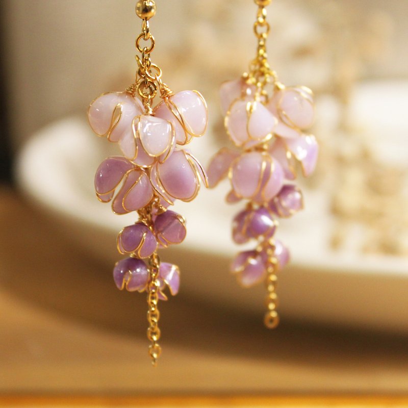 【Wisteria】 Gradient Wisteria Flower Earrings Handmade Bronze Resin Earrings/ Clip-On - Earrings & Clip-ons - Resin Purple