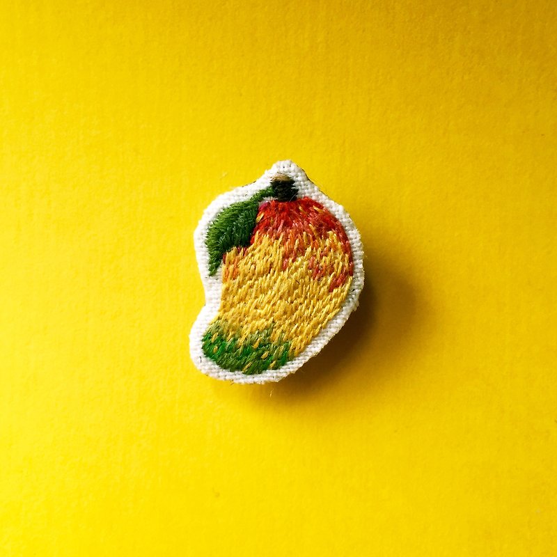 Mini hand-embroidered brooch/pin Aiwen mango - Brooches - Thread Multicolor