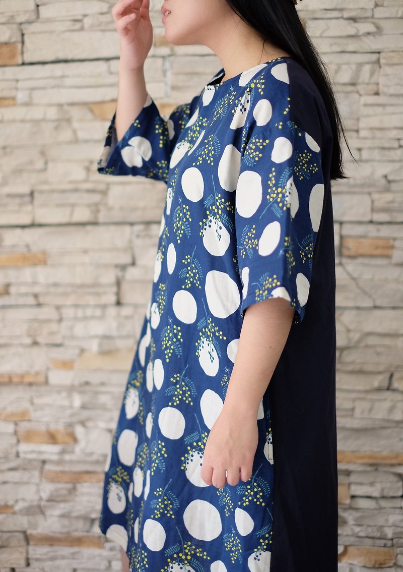 Japanese blue-and-white bird long-sleeved top - Women's Tops - Cotton & Hemp Blue