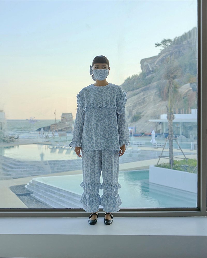 baby blue round sailor collar with long sleeved top and mini layer ruffle pant - T 恤 - 棉．麻 藍色