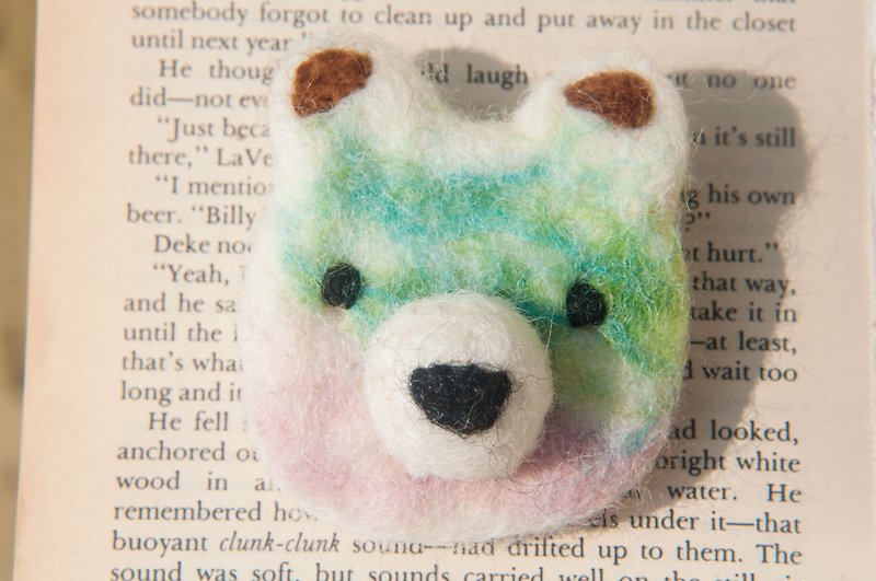 Wool felt strap/wool felt brooch/animal pin/rainbow wool felt-macaron gradient green bear - เข็มกลัด - ขนแกะ หลากหลายสี